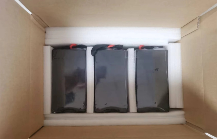 Cé chomh fada a mhaireann cadhnraí soladstaide?